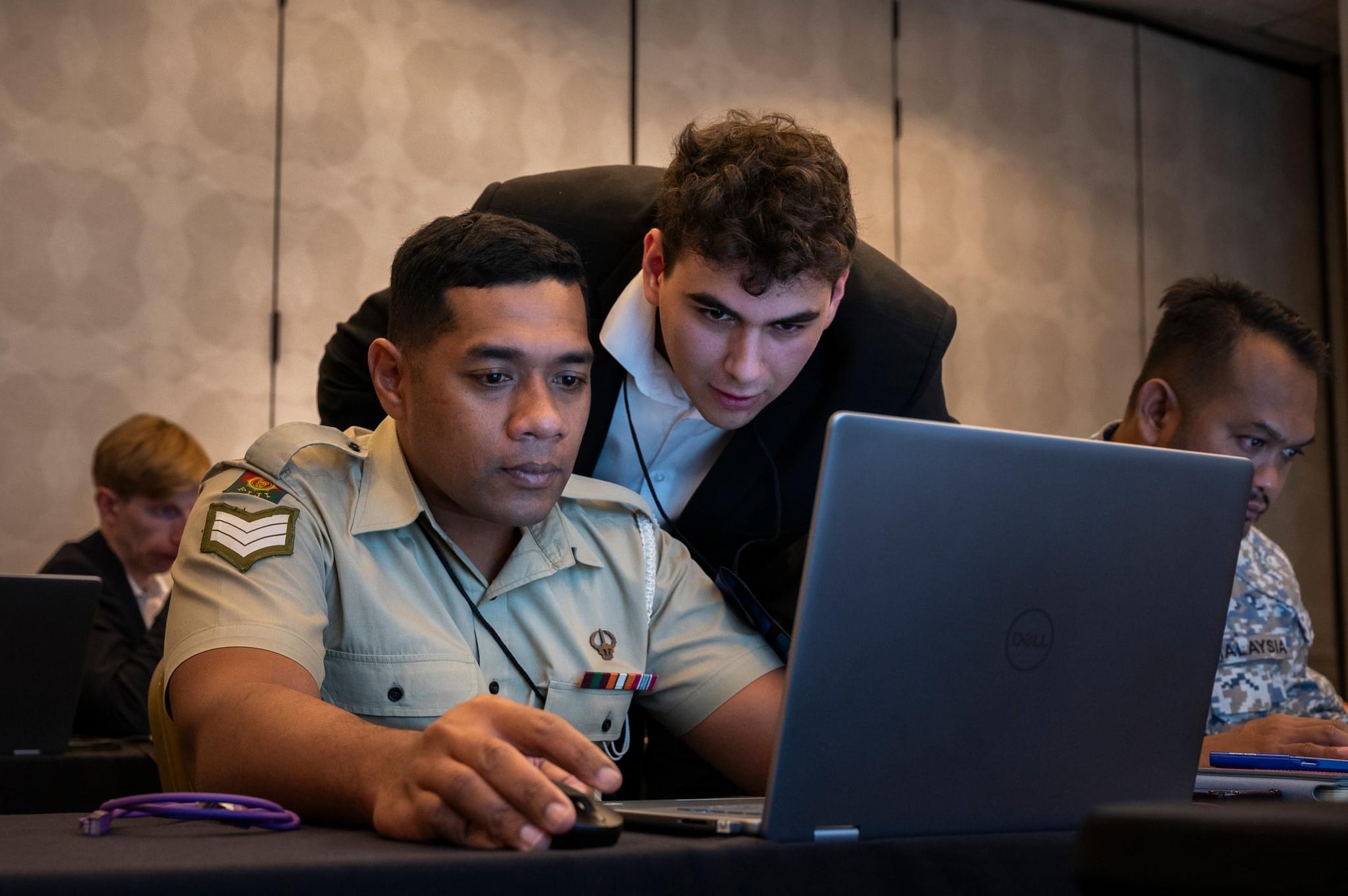 Lucas Aguetaï accompagnant un participant lors de Pacific Endeavor